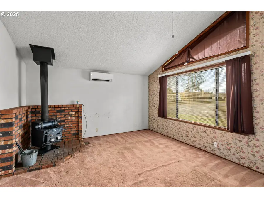 798 Driftwood Dr, Eugene, OR 97402 - Image #2