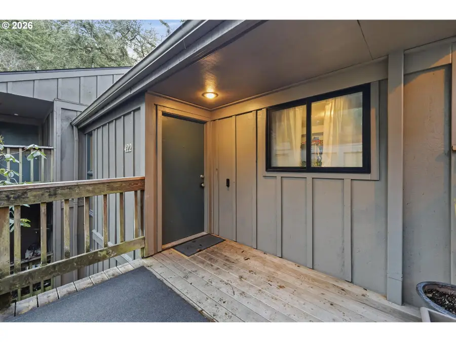 422 Stonewood Dr, Eugene, OR 97405 - Image #2