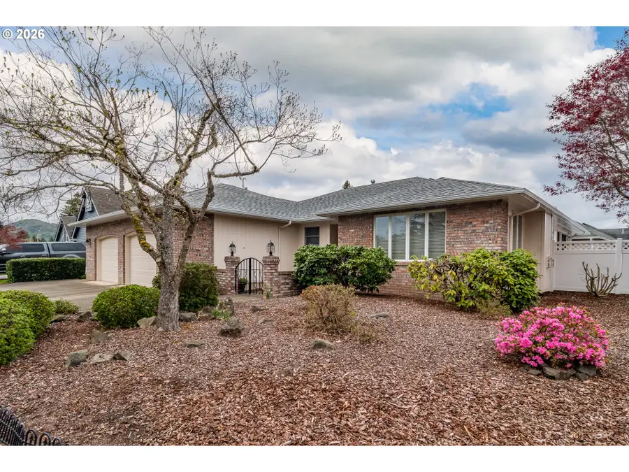 1213 NW Riverfront Dr, Roseburg, OR 97471 - #2