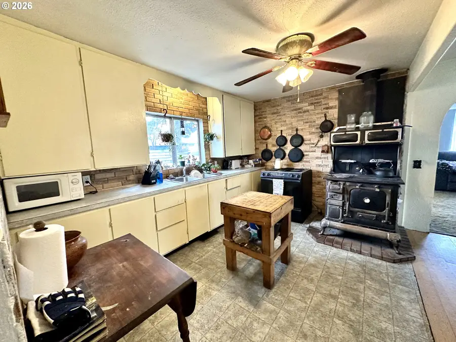 1917 Ash St, Baker City, OR 97814 - #3