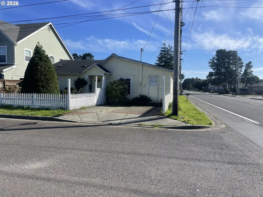 1610 36th St, Florence, OR 97439 - #2