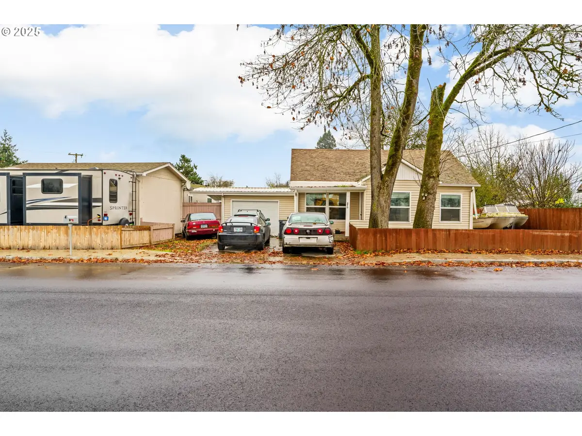 370 S 6th St, Harrisburg, OR 97446 - #1