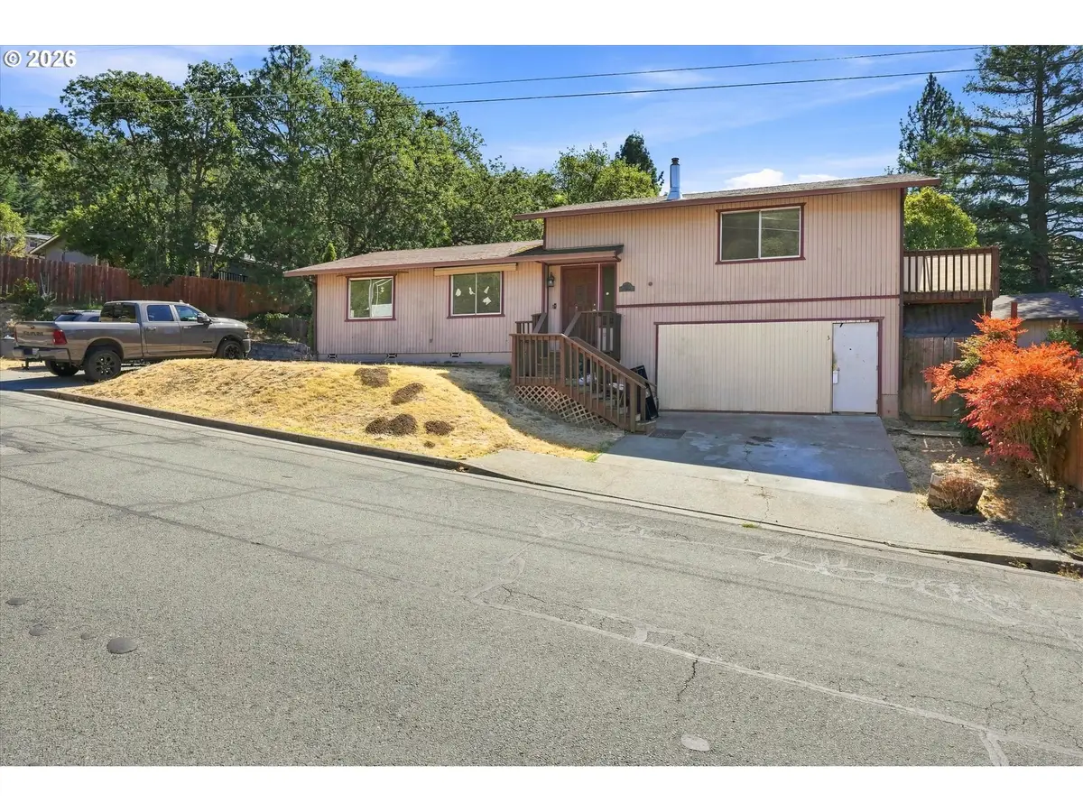 1499 NE Hillcrest Dr, Grants Pass, OR 97526 - #1