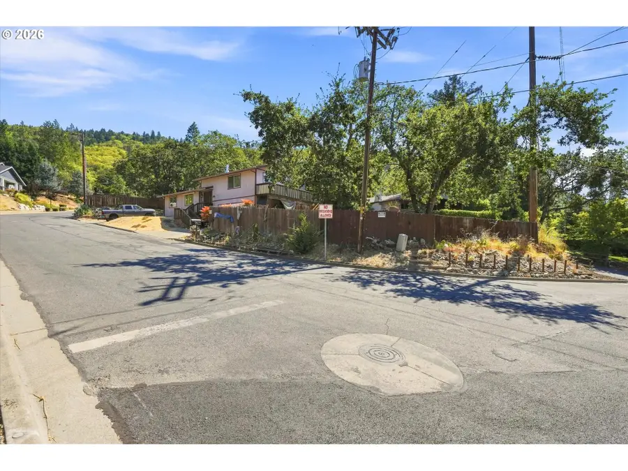 1499 NE Hillcrest Dr, Grants Pass, OR 97526 - #2