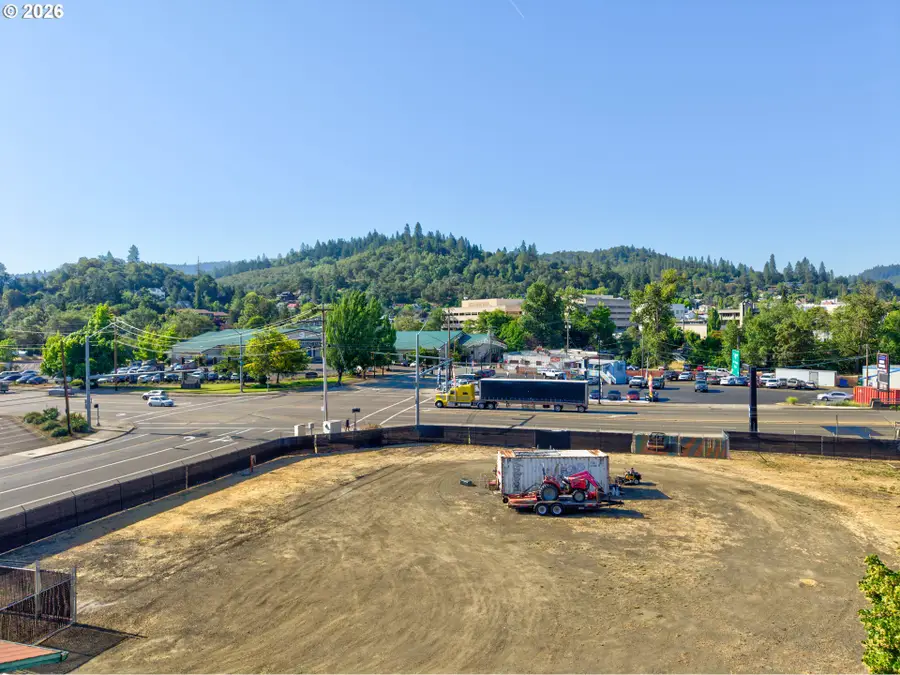 328 NE Winchester St, Roseburg, OR 97470 - #2
