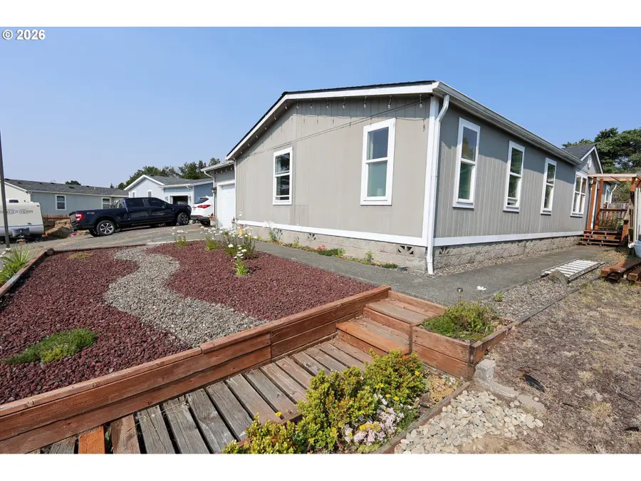 921 Stillwater Dr, Coos Bay, OR 97420 - #2