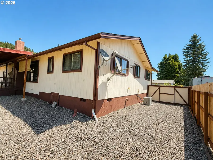 551 Agate St, Sutherlin, OR 97479 - #3