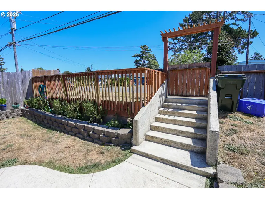 366 N Wasson St, Coos Bay, OR 97420 - #2