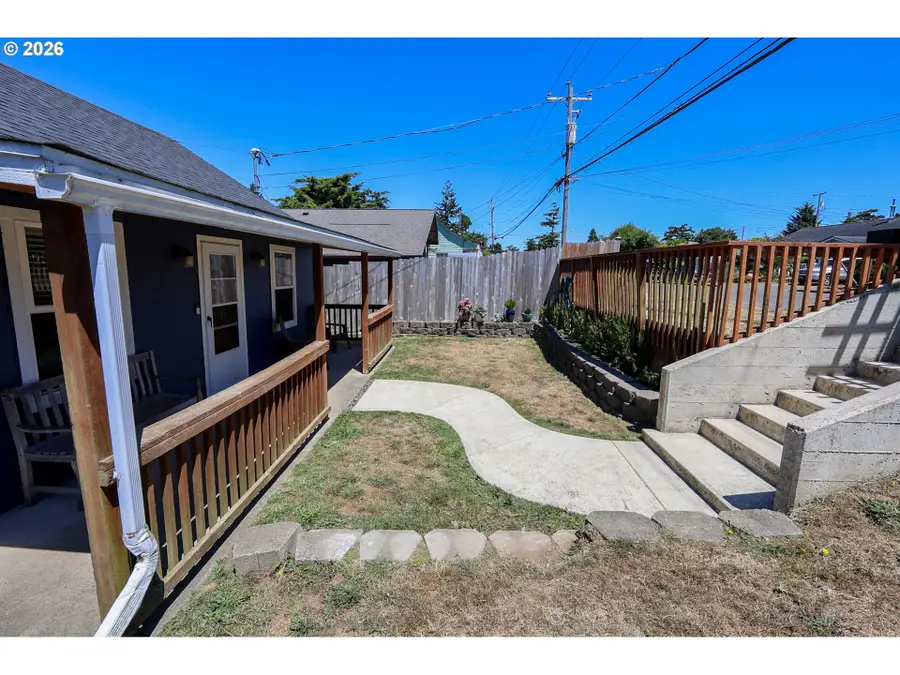 366 N Wasson St, Coos Bay, OR 97420 - #3