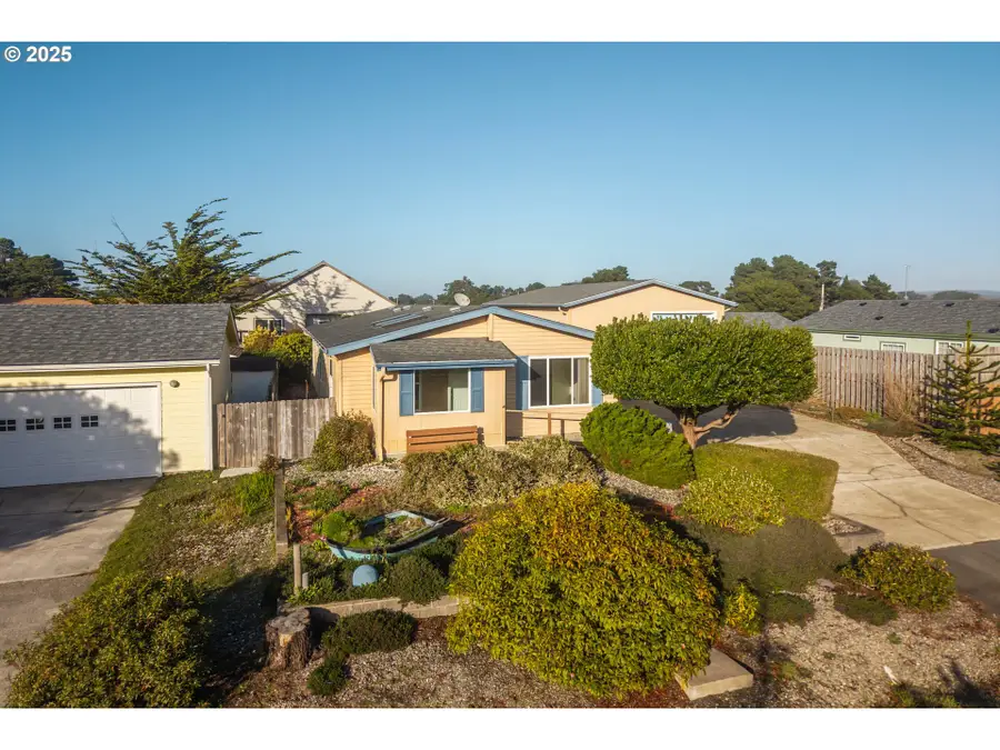 656 12th St Sw, Bandon, OR 97411 - Image #2