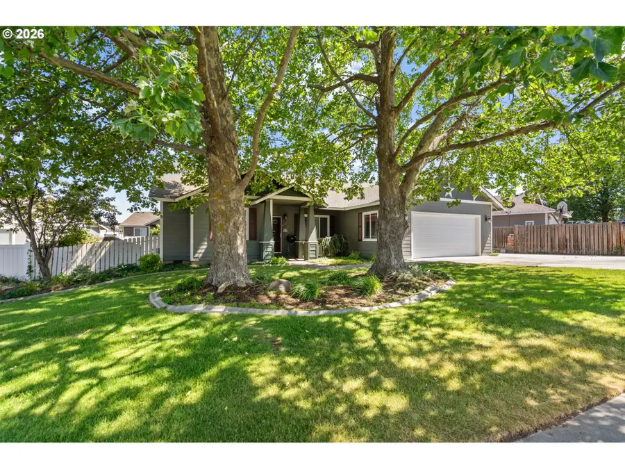 2433 Curlew St, Umatilla, OR 97882 - #2