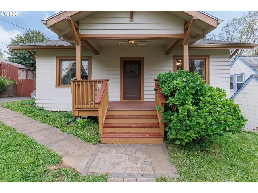 565 SE 4th St, Toledo, OR 97391 - #3