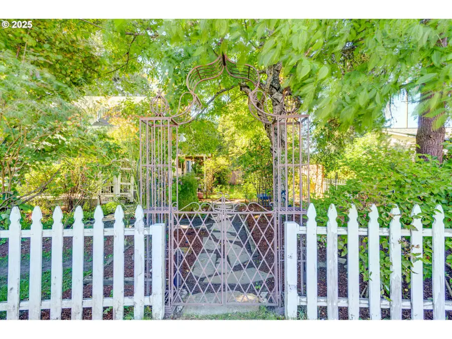 165 SE 33rd Ave, Hillsboro, OR 97123 - Image #2