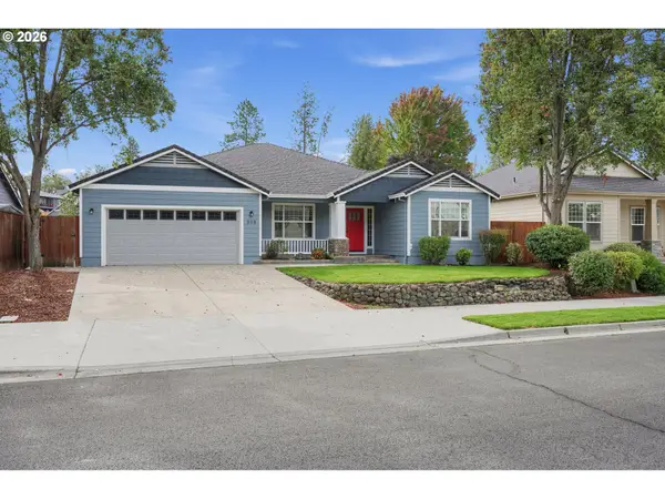 948 Black Wolf Ln, EaglePoint, OR 97524
