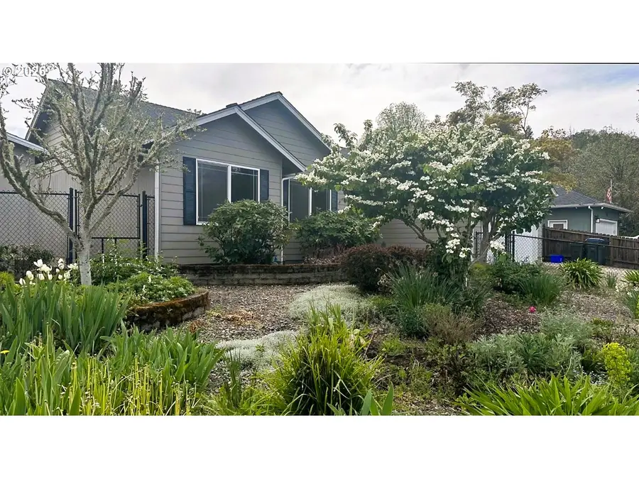 2409 SE Chinaberry Ave, Roseburg, OR 97470 - #2