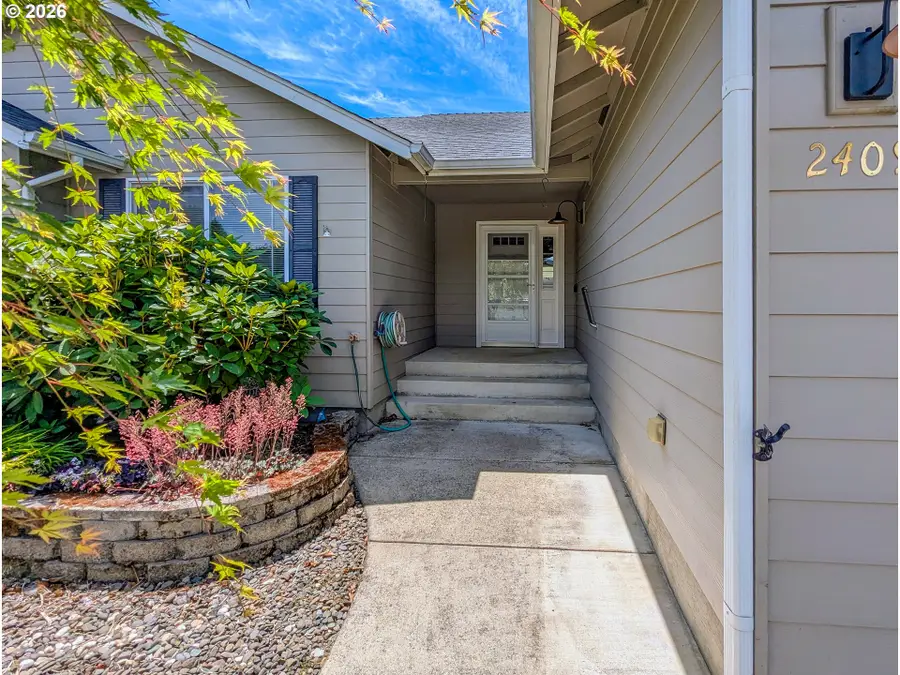 2409 SE Chinaberry Ave, Roseburg, OR 97470 - #3
