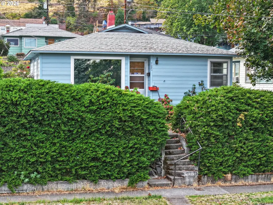 722.5 E 13th St, The Dalles, OR 97058 - #2
