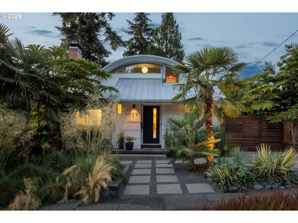 6221 SE Ash St, Portland, OR 97215 - #1