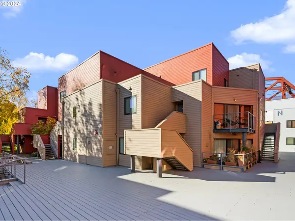 1040 NW Naito Pkwy, Portland, OR 97209