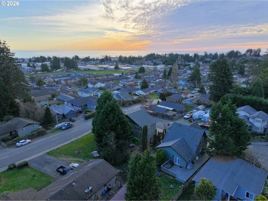 929 Old County Rd, Brookings, OR 97415 - #2