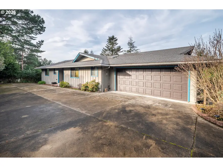 875 Signal Way, Coos Bay, OR 97420 - Image #2