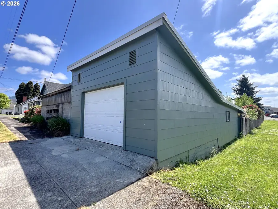 432 Cedar St, Myrtle Point, OR 97458 - #2