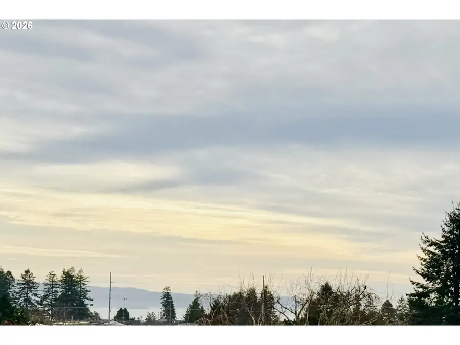 825 Brookhaven Dr #B, Brookings, OR 97415 - Image #2