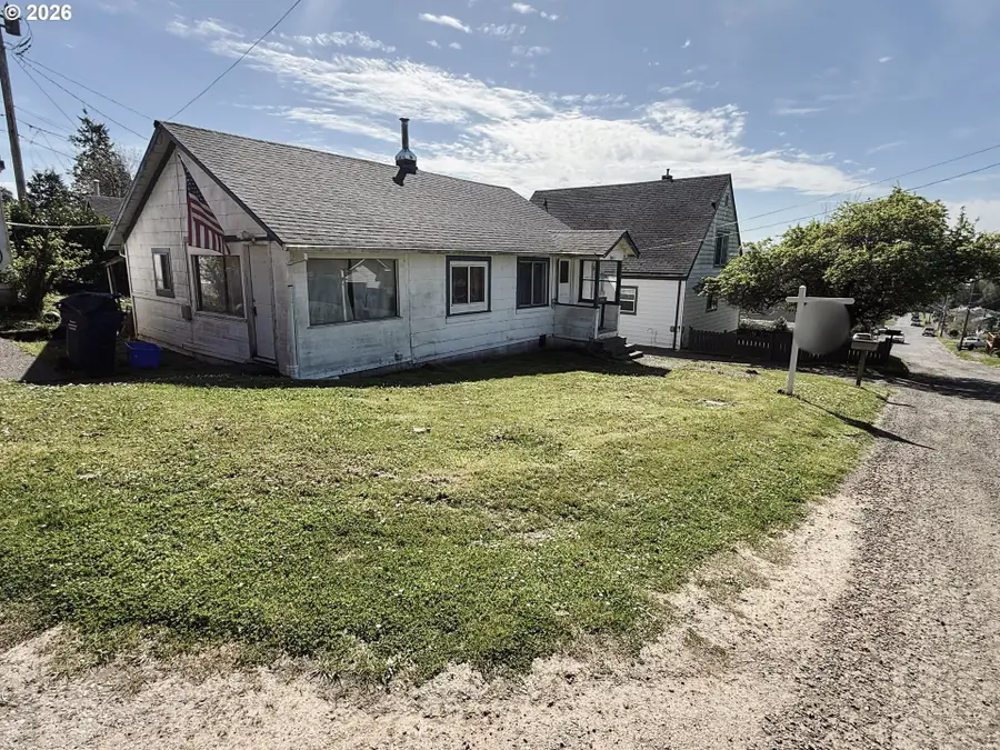 827 E 11th St, Coquille, OR 97423 - #3