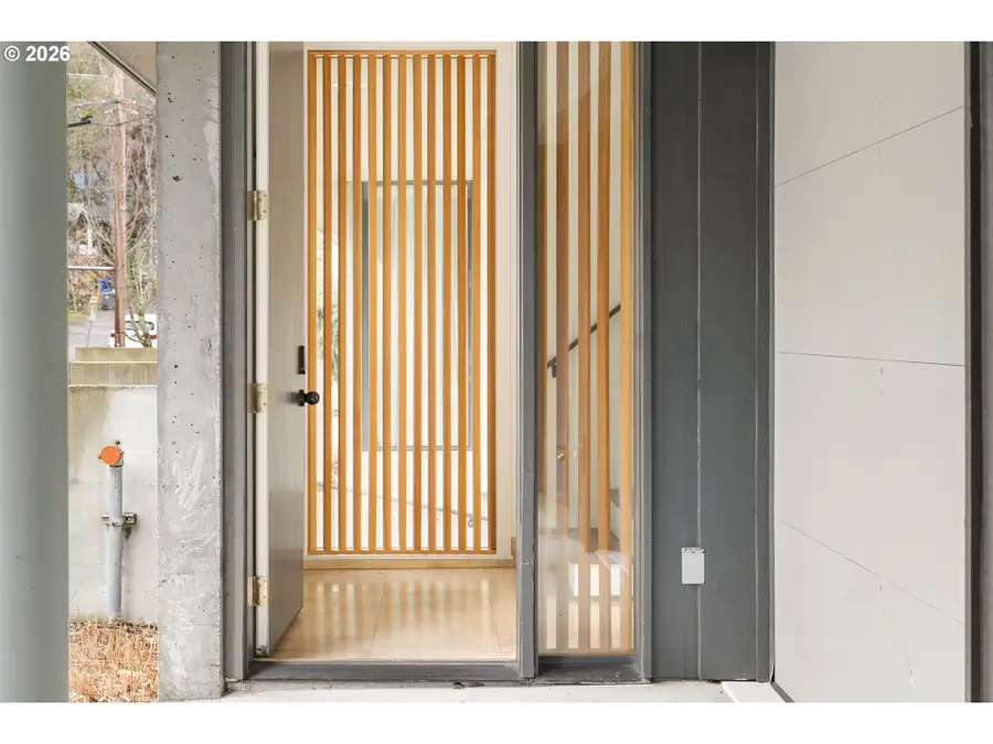 245 SW Meade St, Portland, OR 97201 - Image #2