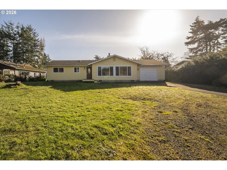 950 1st St, Bandon, OR 97411 - Image #2