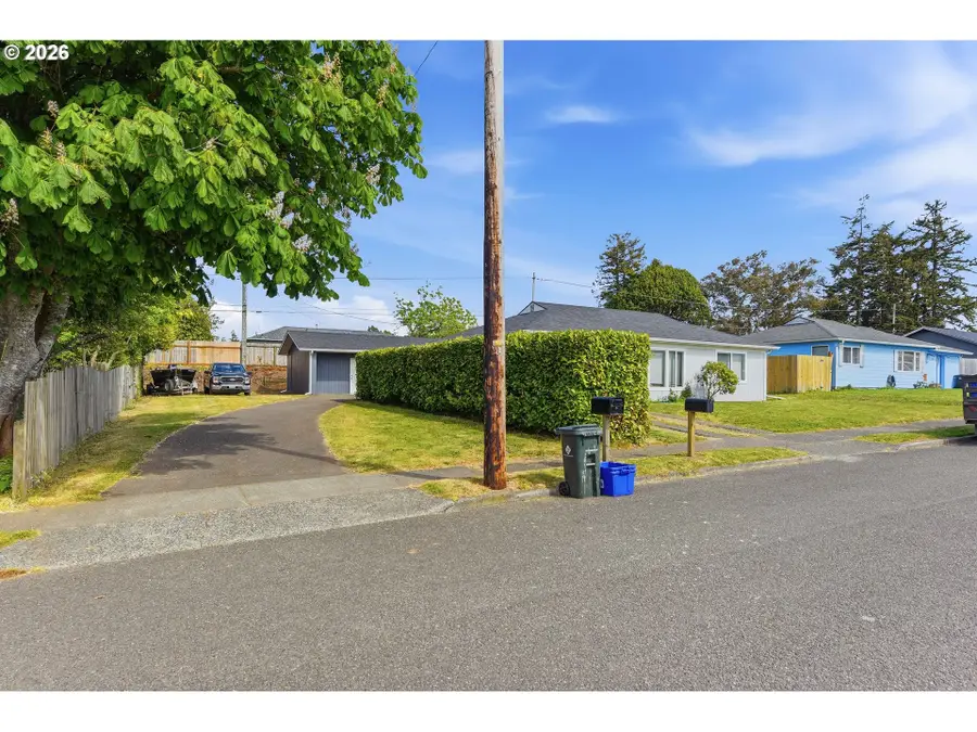 1707 Grant St, North Bend, OR 97459 - #3