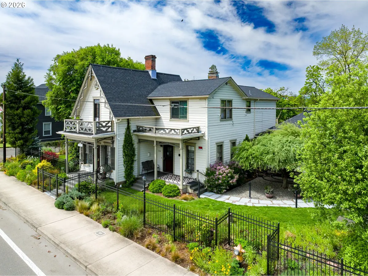 236 SE Stephens St, Roseburg, OR 97470 - #1