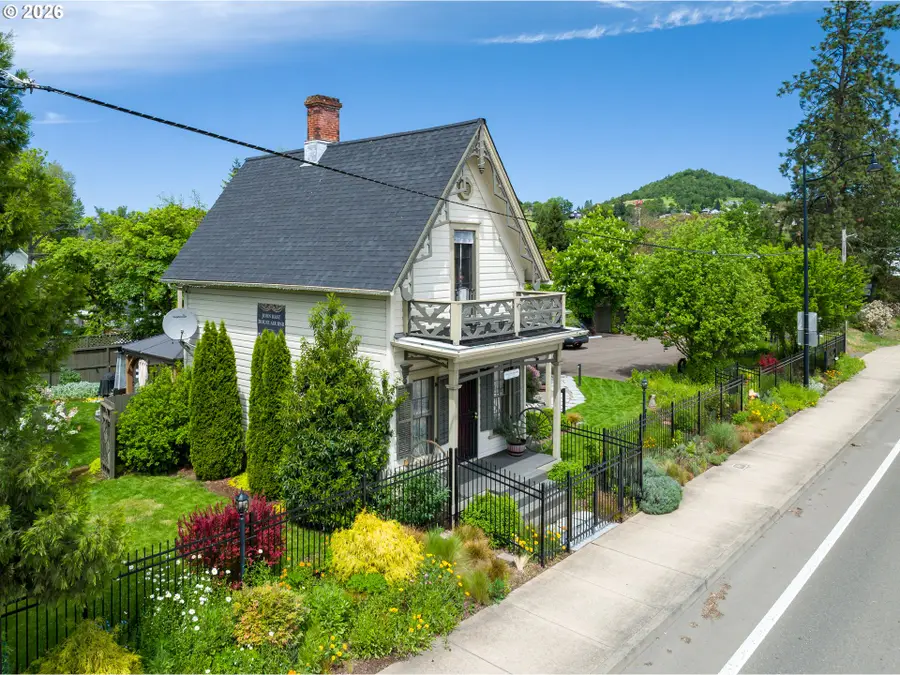 236 SE Stephens St, Roseburg, OR 97470 - #2