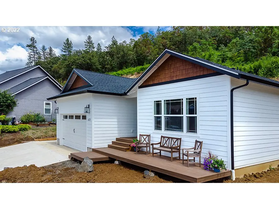 625 NE Cummins St, Roseburg, OR 97470 - #3