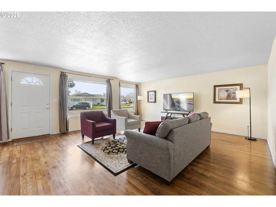 1070 Astor Way, Woodburn, OR 97071 - #3