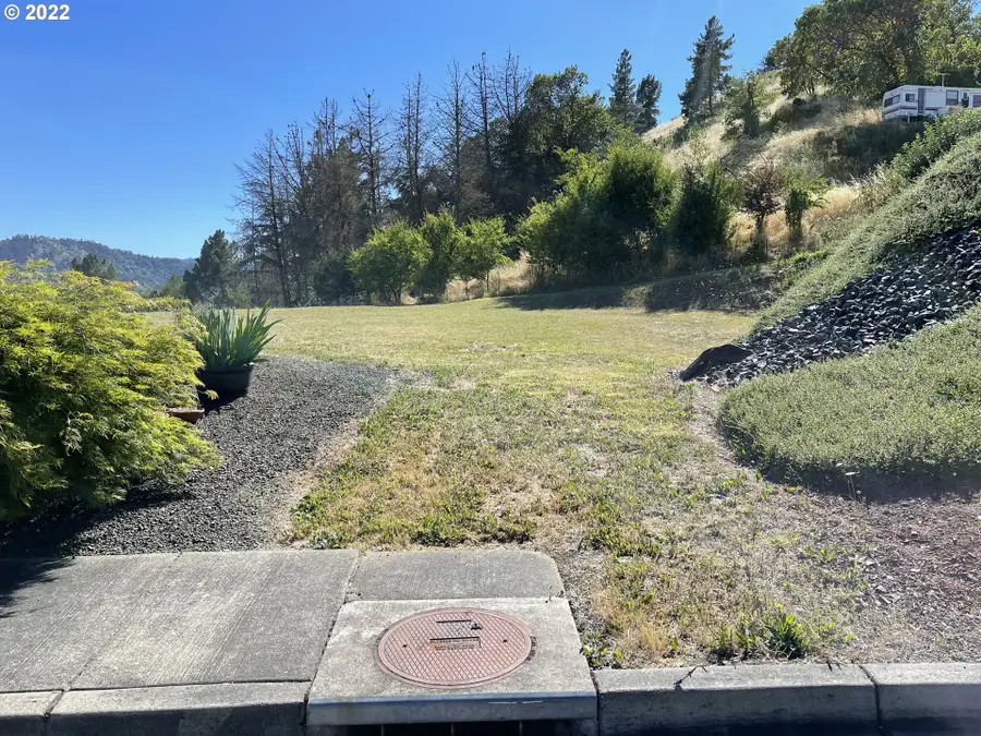 140 Erin Ct, Roseburg, OR 97471 - #2