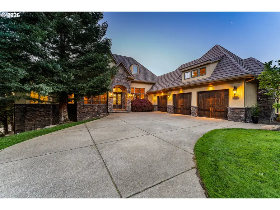 5637 Saddle Ridge Dr, Medford, OR 97504 - #2