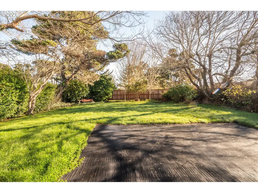 887 Jackson Ave, Bandon, OR 97411 - Image #3