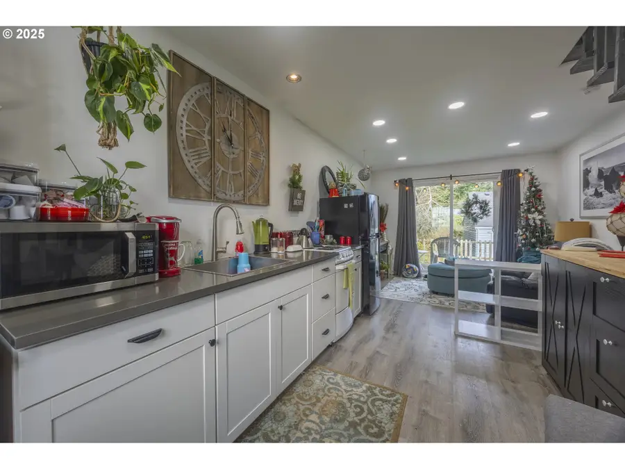 1111 SW 13th St, Lincoln City, OR 97367 - Image #2