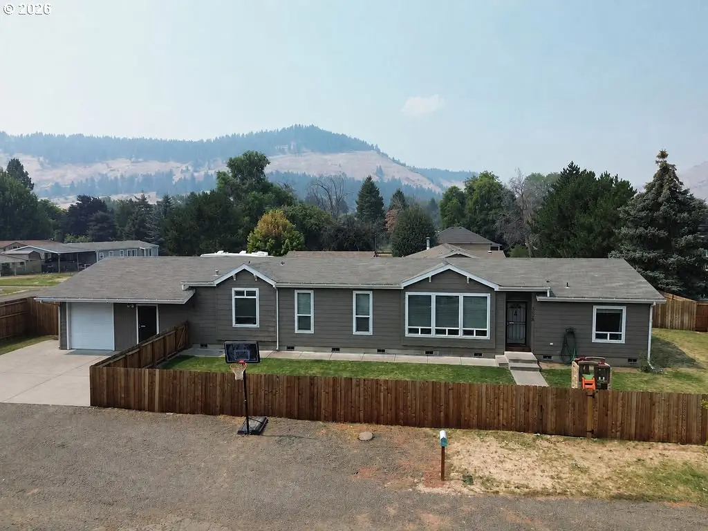 3008 N 1st St, La Grande, OR 97850 - #1