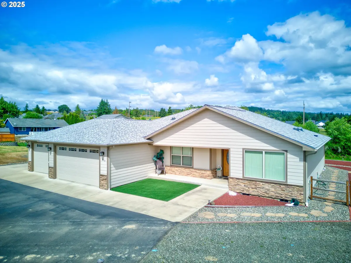 910 Swallow Ave, Sutherlin, OR 97479 - #1