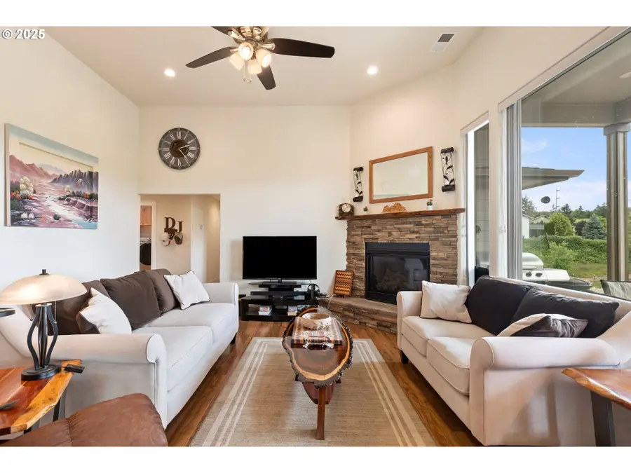 910 Swallow Ave, Sutherlin, OR 97479 - #3