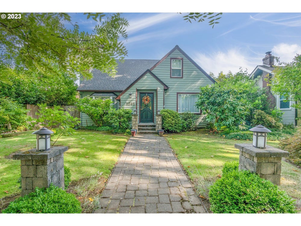 1242 22nd Ave, Longview, WA 98632 BHGRE