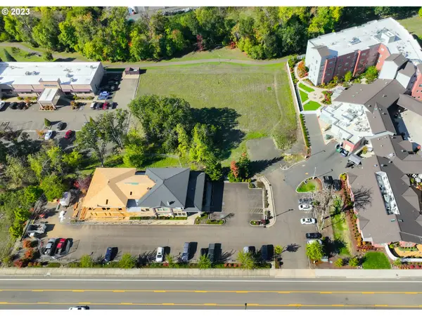 2470 NW Edenbower Blvd #2, Roseburg, OR 97471