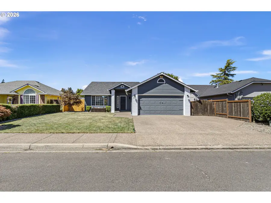 2070 Clark Ave, Cottage Grove, OR 97424 - #2
