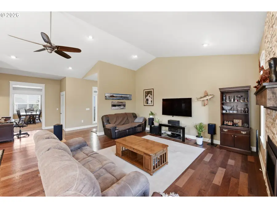 1400 Holloway Mews, Coos Bay, OR 97420 - #3