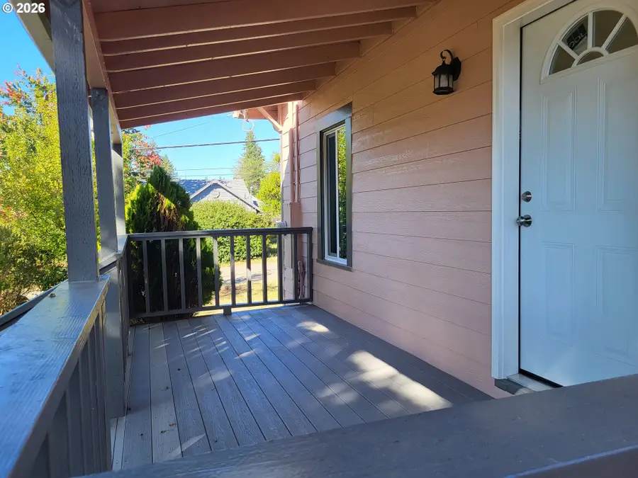 692 N Elliott St, Coquille, OR 97423 - #3