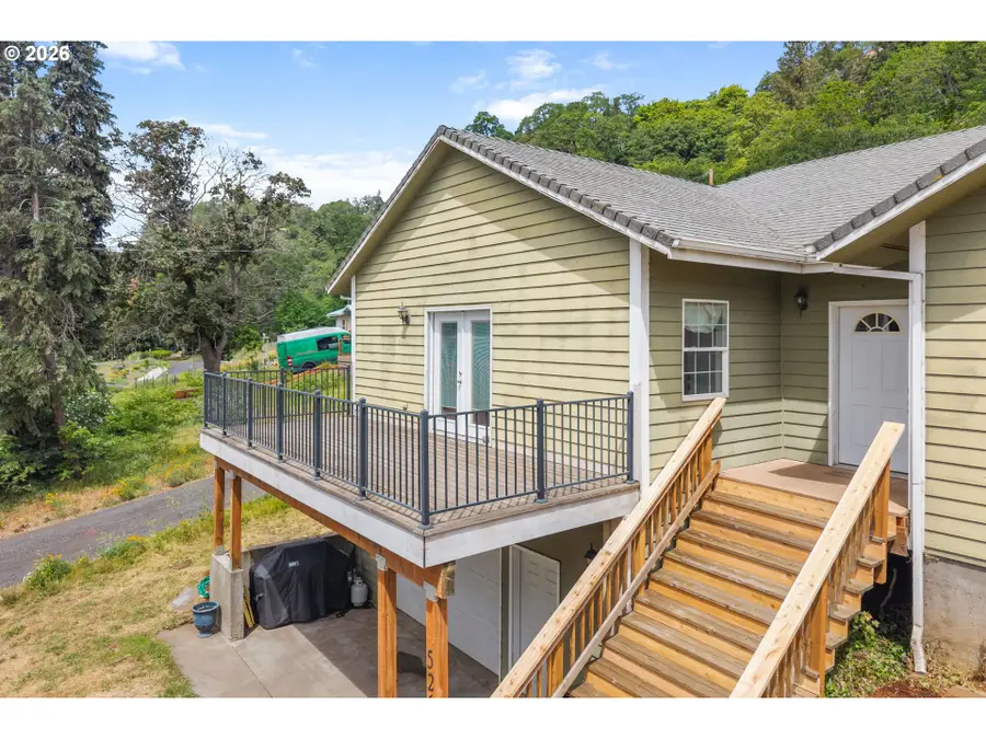 526 W Lincoln St, Bingen, WA 98605 - #3