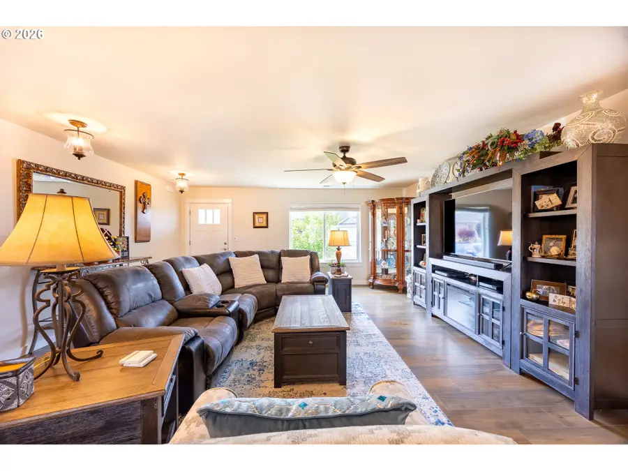 261 Braxton Ct, Roseburg, OR 97471 - #3