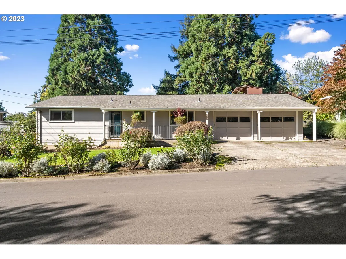 242 NW Ione St, Dundee, OR 97115 - #1